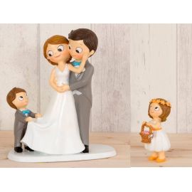 Figura novios tarta, 1 niño llevando la cola de novia y 1 niña con cesta pétalos 