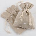 Empaquetado saquito beige con corazones blancos . Pack 48 unidades bolsa algodón (0,90 euros) 