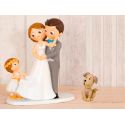Figura novios tarta con niña llevando la cola de novia y mascota "Perro"