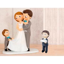 Figura novios tarta con niño llevando la cola de novia, más niño llevando anillos 