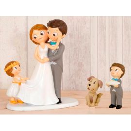 Figura novios tarta con niña llevando la cola de novia, niño cojín alianzas y mascota "Perro"
