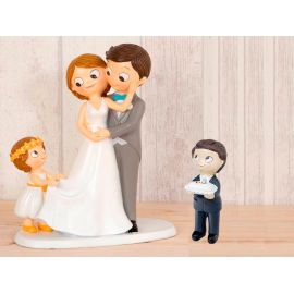 Figura novios tarta con niña llevando la cola de novia y niño con cojín alianzas 
